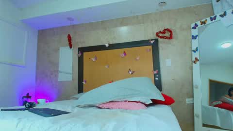 MIALOPEZ      .     Y      .      online show from 04/15/26, 07:58