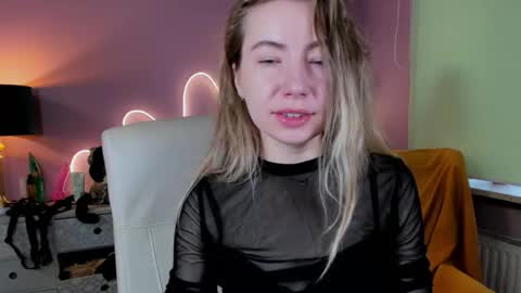 Mia online show from 09/26/25, 06:50