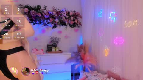 Snapshot of mia_milana chatting on 01/25/25, 04:56 online show from 01/25/25, 04:56