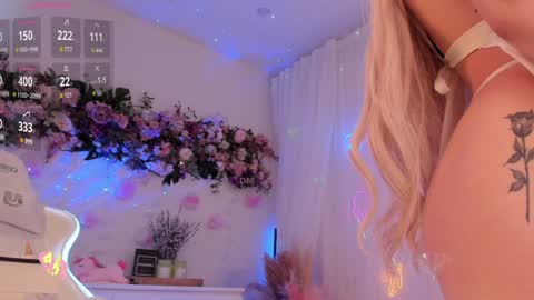 Snapshot of mia_milana chatting on 01/28/25, 05:32 online show from 01/28/25, 05:32