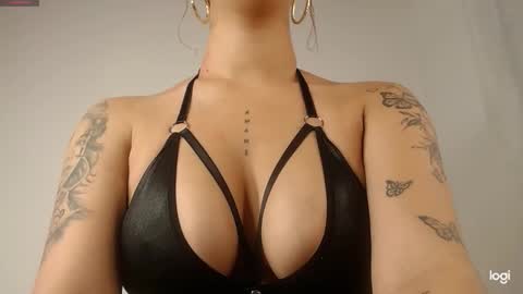 mia independent model online show from 02/03/26, 12:21