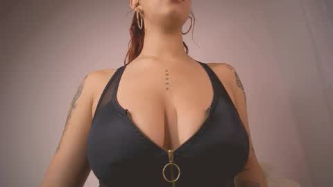 mia independent model online show from 02/07/26, 12:09