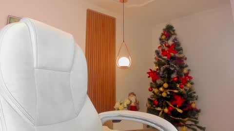 Snapshot of mia_nevaeh chatting on 12/17/24, 09:05 Mia Nevaeh - follow me online show from 12/17/24, 09:05