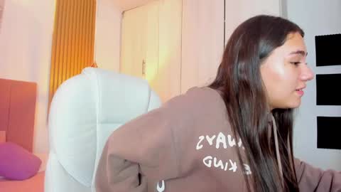 Snapshot of mia_nevaeh chatting on 01/14/25, 09:09 Mia Nevaeh - follow me online show from 01/14/25, 09:09