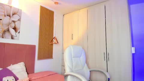 Snapshot of mia_nevaeh chatting on 10/19/25, 08:09 Mia Nevaeh - follow me online show from 10/19/25, 08:09
