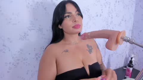 Snapshot of mia_novoa_2 chatting on 04/28/26, 11:32 mia novoa online show from 04/28/26, 11:32