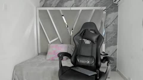 mia_petiteht online show from 04/07/26, 09:15