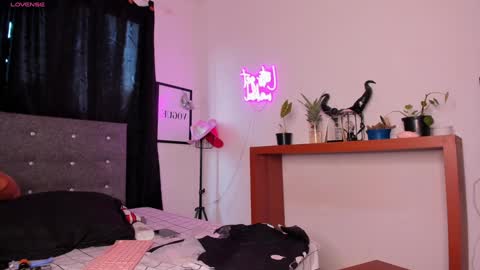 Mia online show from 02/01/25, 10:02