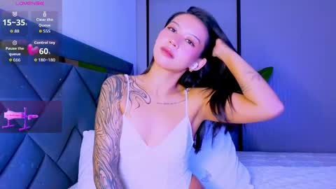 Snapshot of mia_sirenia chatting on 05/01/26, 04:44 Mia online show from 05/01/26, 04:44