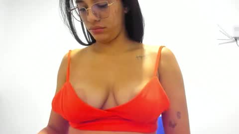 Snapshot of mia_tayllor2 chatting on 09/17/25, 11:28 Mia and Devin online show from 09/17/25, 11:28