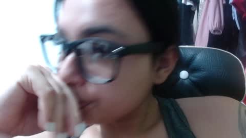 mia_w22 online show from 11/18/25, 04:39