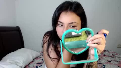 mia_w22 online show from 12/04/25, 09:40