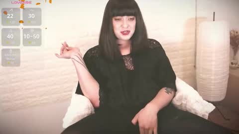 mia_wallase online show from 11/23/25, 05:40