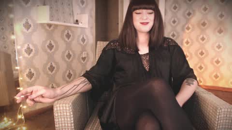 mia_wallase online show from 04/05/26, 07:55