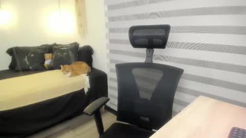 Mia   online show from 10/17/25, 10:12