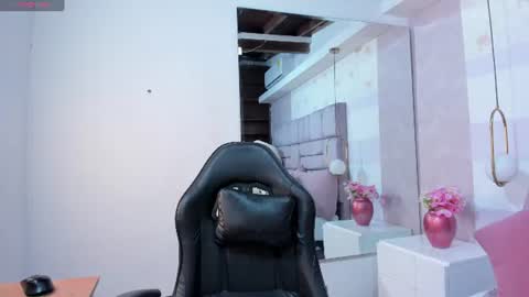 Snapshot of miaa_diamondd1 chatting on 06/18/26, 12:42 Mia online show from 06/18/26, 12:42