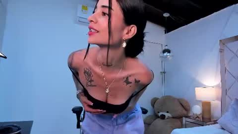 Snapshot of miaa_diamondd1 chatting on 06/19/26, 01:26 Mia online show from 06/19/26, 01:26
