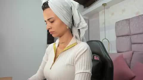 Snapshot of miaa_diamondd1 chatting on 06/22/26, 12:35 Mia online show from 06/22/26, 12:35