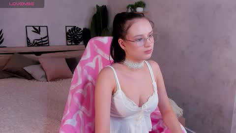 Mia online show from 03/10/26, 10:20