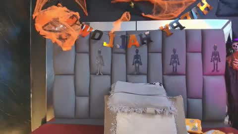 Mia online show from 10/22/25, 12:05