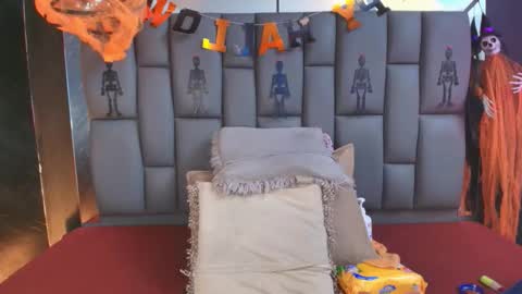 Mia online show from 10/23/25, 12:04