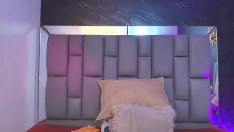 Mia online show from 11/28/25, 12:08