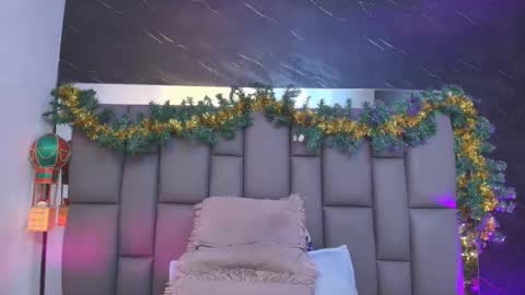 Mia online show from 12/02/25, 12:10