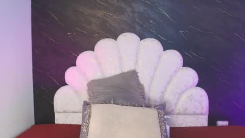 Mia online show from 04/01/26, 12:06