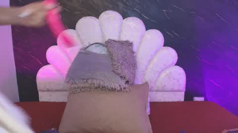 Mia online show from 04/21/26, 12:11