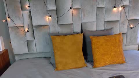 miaanderson__ online show from 05/19/26, 12:00