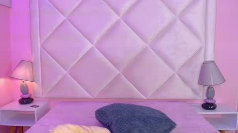 Snapshot of miaasmiith_ chatting on 10/23/25, 11:31 Alexandra online show from 10/23/25, 11:31