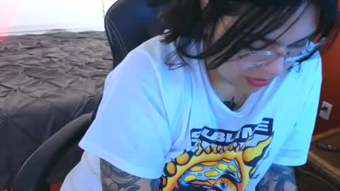 Snapshot of miacanela_xo chatting on 12/24/24, 04:22 Mia online show from 12/24/24, 04:22
