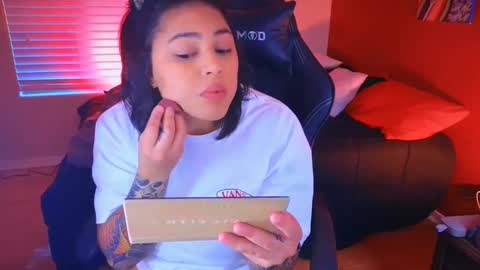 Snapshot of miacanela_xo chatting on 01/04/25, 12:05 Mia online show from 01/04/25, 12:05