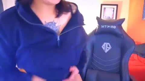 Snapshot of miacanela_xo chatting on 01/11/25, 02:20 Mia online show from 01/11/25, 02:20