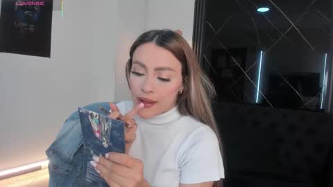 MiaCarper online show from 12/22/25, 09:34