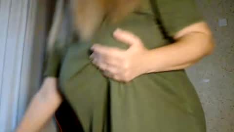Snapshot of miafoxisja chatting on 05/22/26, 02:33 MiaFoxisJa online show from 05/22/26, 02:33