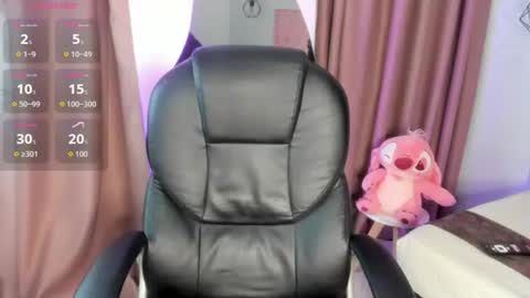 Snapshot of miafoxx__1 chatting on 06/19/26, 04:28 Mia online show from 06/19/26, 04:28