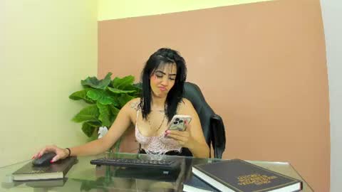 Snapshot of miakarsson chatting on 08/04/26, 08:11 Mia online show from 08/04/26, 08:11