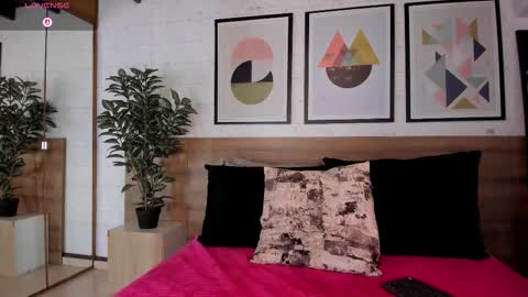 Mia  online show from 10/23/25, 04:01