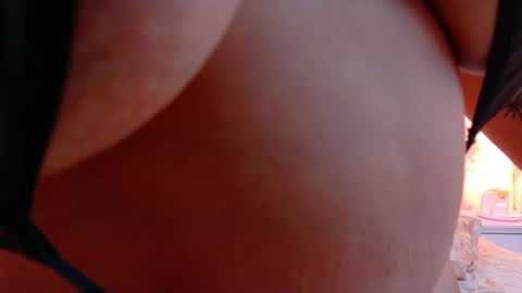 Mia online show from 04/12/26, 05:01