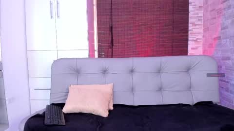 Mia online show from 03/04/25, 07:01