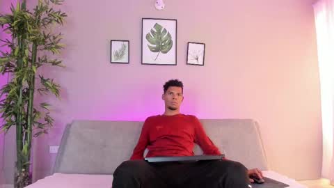 Mia online show from 03/10/25, 06:56