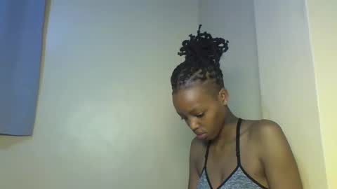 Snapshot of miami_muffin chatting on 12/19/25, 09:00 Muffin online show from 12/19/25, 09:00