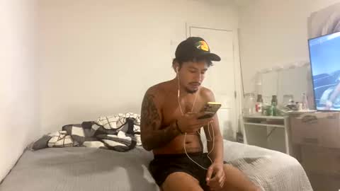 Snapshot of miamiclos1 chatting on 10/27/25, 02:32 miamiclos1 online show from 10/27/25, 02:32