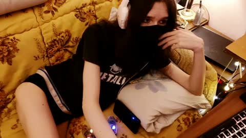 Snapshot of miaowhowl chatting on 02/05/25, 05:53 Kristien online show from 02/05/25, 05:53