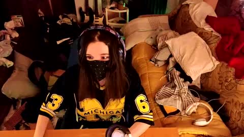 Snapshot of miaowhowl chatting on 02/16/25, 05:37 Kristien online show from 02/16/25, 05:37