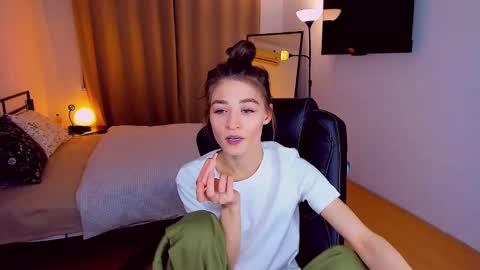 Mia online show from 02/17/25, 06:04