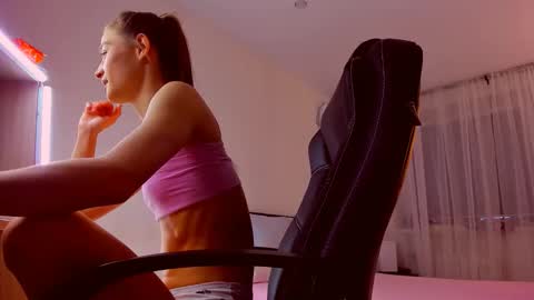 Mia online show from 12/04/25, 07:11