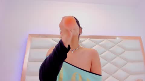 Snapshot of miaqueen021 chatting on 01/11/25, 06:33 Sweetie Mia online show from 01/11/25, 06:33