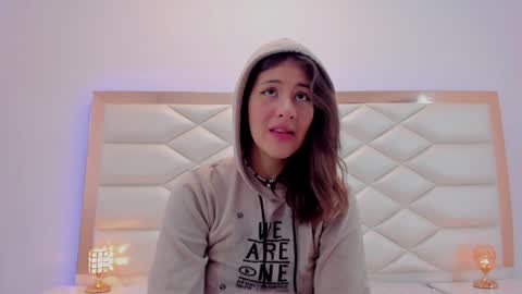 Snapshot of miaqueen021 chatting on 01/21/25, 12:18 Sweetie Mia online show from 01/21/25, 12:18